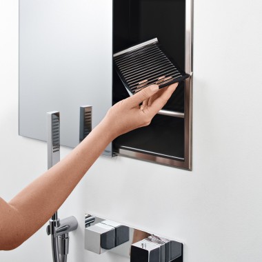 Geberit ONE mirror cabinet with magnetic strips inside (© Geberit)