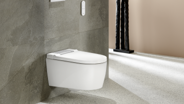 Geberit AquaClean Sela modelis baltā krāsā ar Sigma20 tālvadības pulti