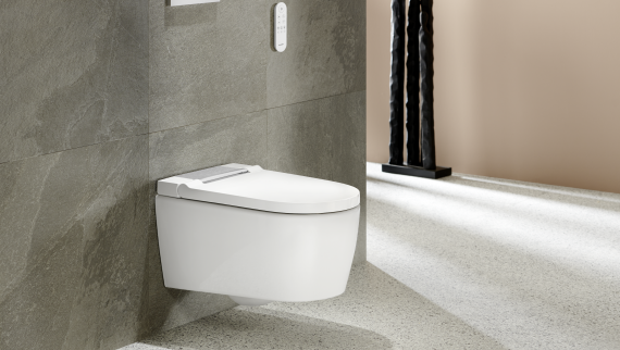 Geberit AquaClean Sela modelis baltā krāsā ar Sigma20 tālvadības pulti