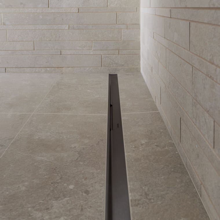 Ūdens notek caur elegantu nerūsējošā tērauda profilu. Ūdens notek caur elegantu nerūsējošā tērauda profilu.