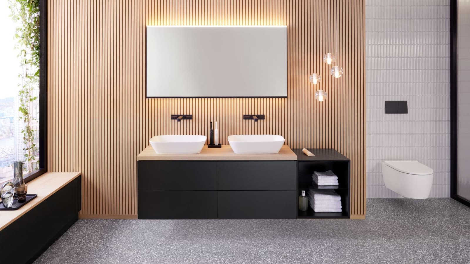 Geberit ONE kombinācijā ar Geberit Option Plus 135 cm melnā matētā krāsā (© Geberit)