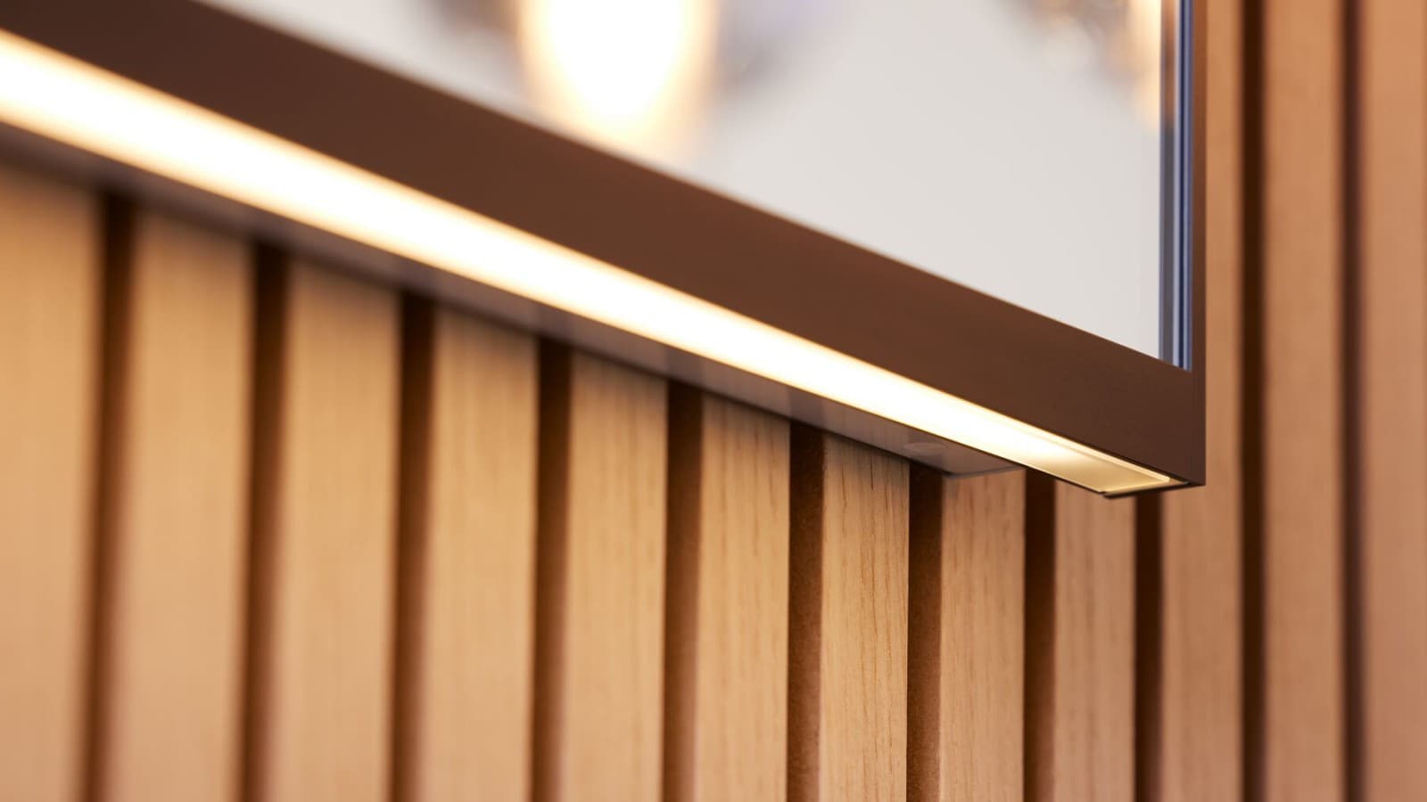 Geberit Option Plus 135 cm melnā matētā krāsā ar netiešās gaismas joslu (© Geberit)