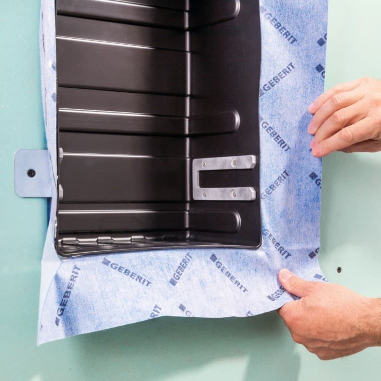 Uzstādīšanas komplekts ar iepriekš uzklātu blīvējuma plēvi padara nišas kārbu uzglabāšanai par uzstādīšanas sistēmas neatņemamu sastāvdaļu Uzstādīšanas komplekts ar iepriekš uzklātu blīvējuma plēvi padara nišas kārbu uzglabāšanai par uzstādīšanas sistēmas neatņemamu sastāvdaļu