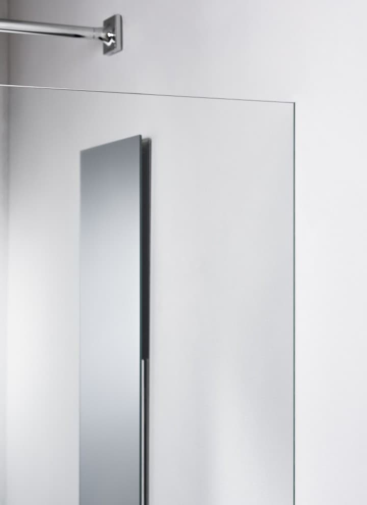 Nišā flīzētais uzglabāšanas plaukts lieliski iekļaujas sienas dizainā. Nišā flīzētais uzglabāšanas plaukts lieliski iekļaujas sienas dizainā.