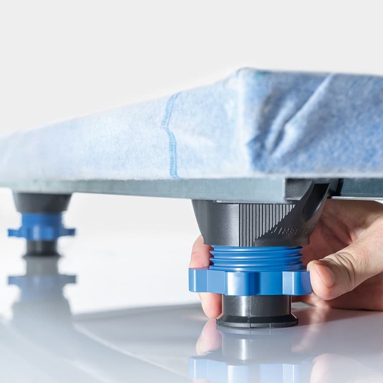 Vienkāršota dušas virsmu uzstādīšana ar kāju komplektu, ko var ierīkot, neizmantojot instrumentus Vienkāršota dušas virsmu uzstādīšana ar kāju komplektu, ko var ierīkot, neizmantojot instrumentus