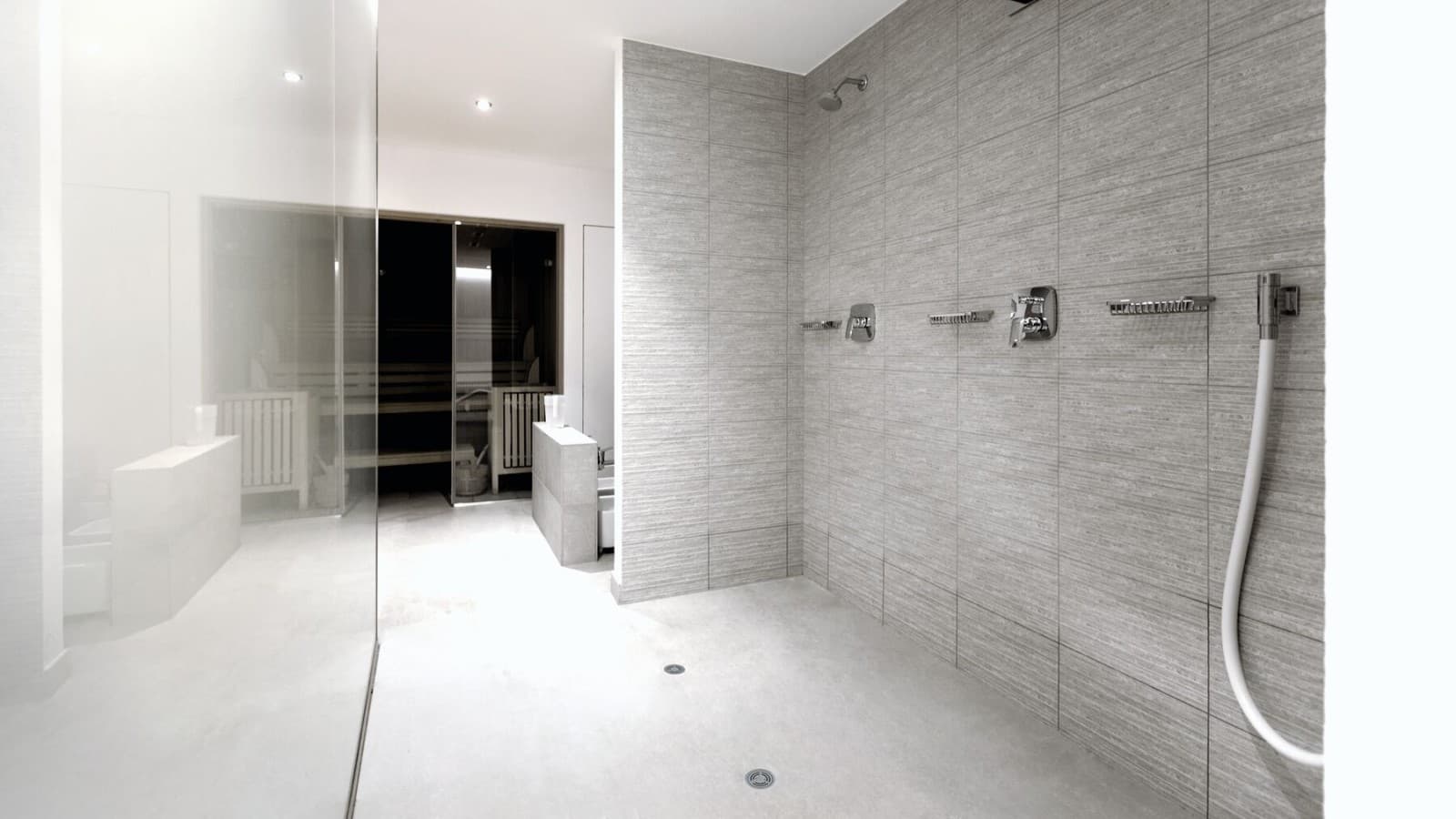 Daļēji publiska sanitārā telpa ar Geberit vinila (PVC) dušas grīdas noteci Daļēji publiska sanitārā telpa ar Geberit vinila (PVC) dušas grīdas noteci