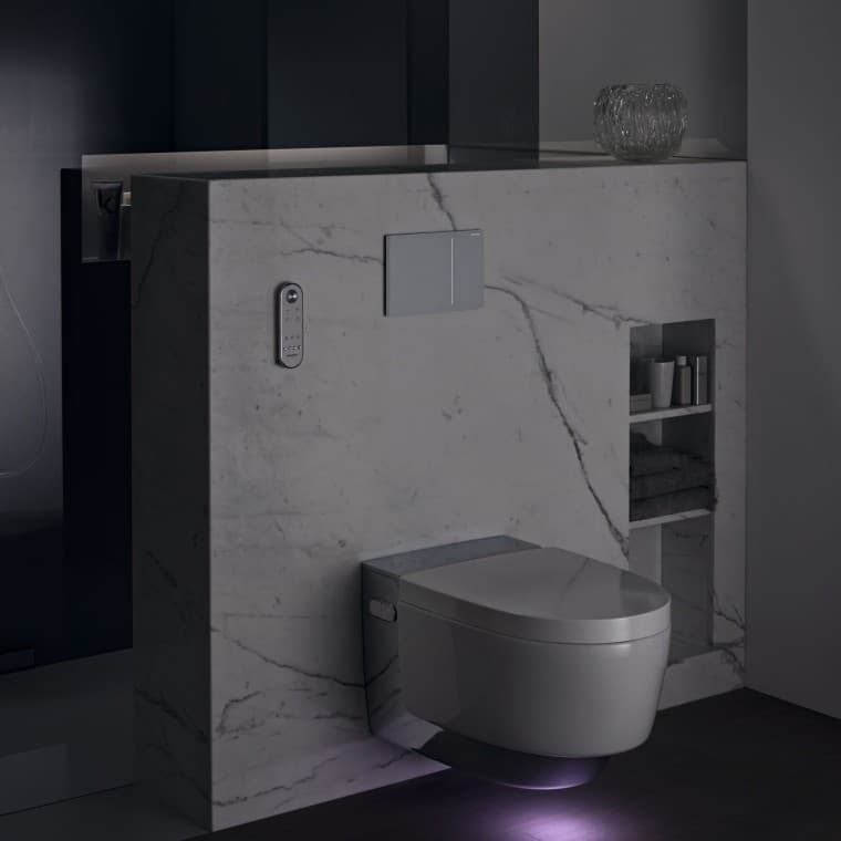 Geberit AquaClean Mera Comfort hroms ar orientācijas gaismu (© Geberit) Geberit AquaClean Mera Comfort hroms ar orientācijas gaismu (© Geberit)