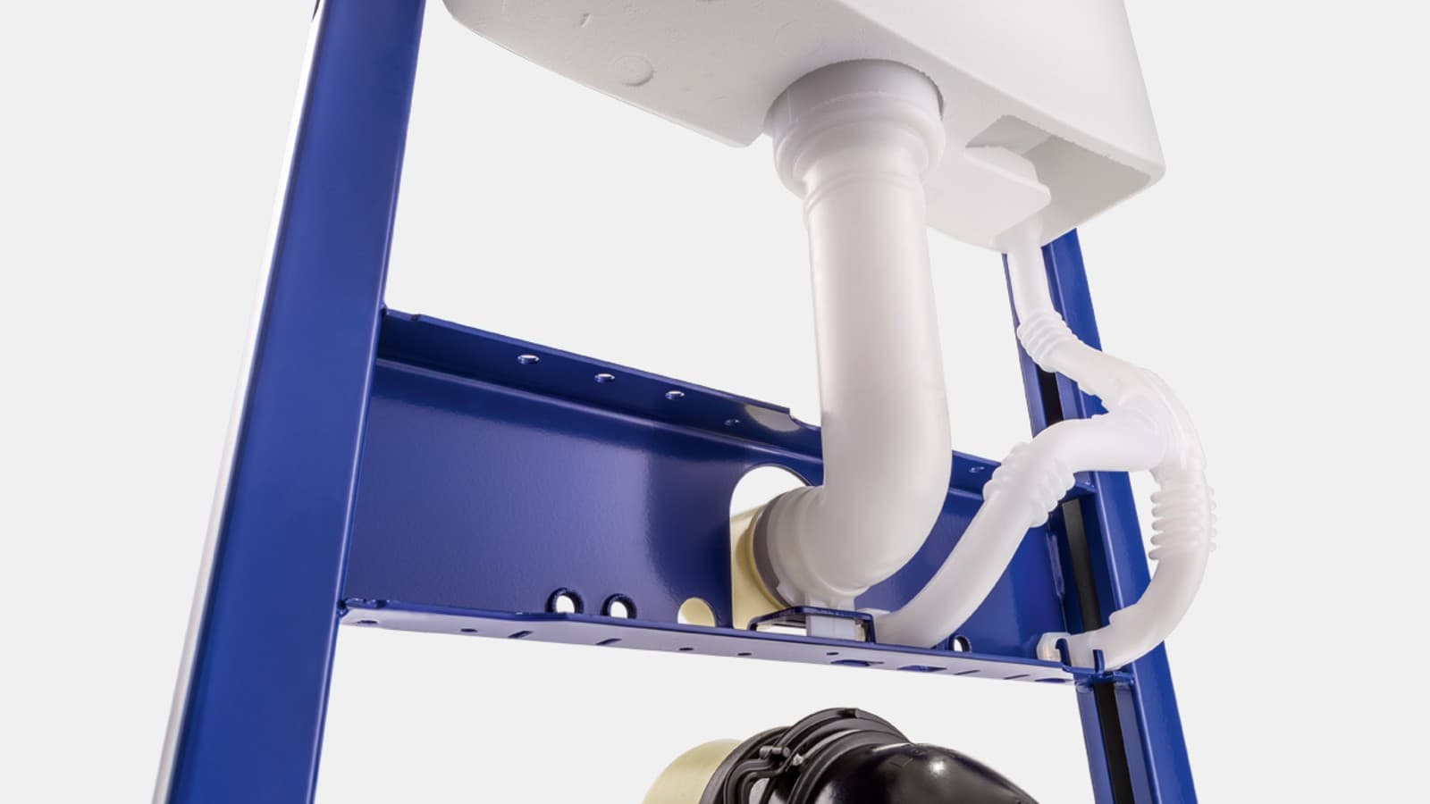 Zemapmetuma skalojamā kaste Geberit ar novadcauruli ūdensapgādes pieslēgšanai Zemapmetuma skalojamā kaste Geberit ar novadcauruli ūdensapgādes pieslēgšanai