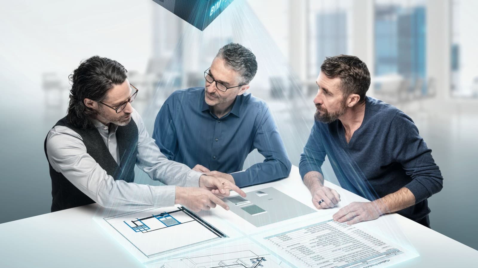 Plānotāji aktīvā diskusijā pie galda ar BIM simbolu Plānotāji aktīvā diskusijā pie galda ar BIM simbolu