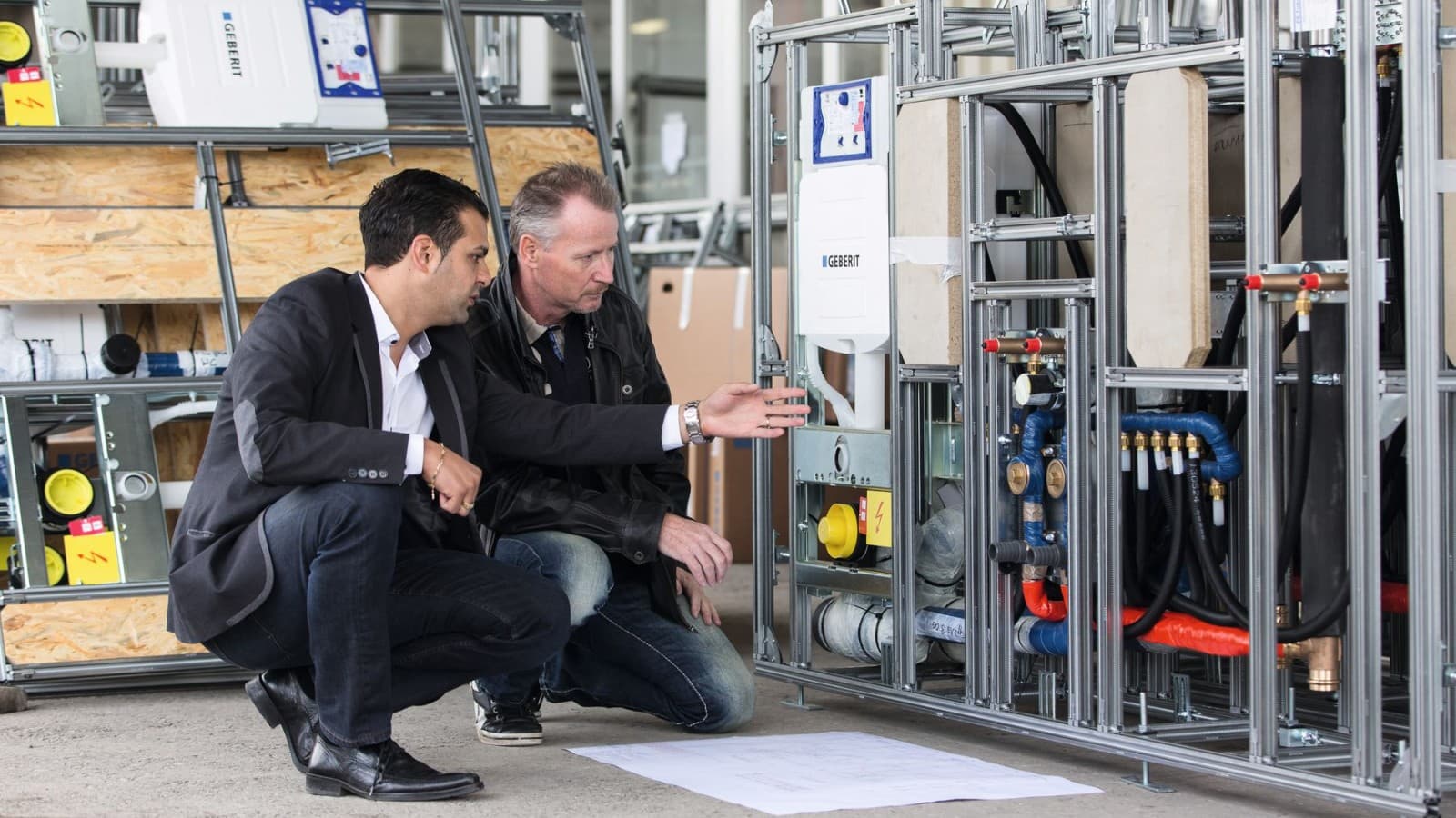 Geberit tirdzniecības pārstāvis pārbauda, vai uzstādīšana ir pareiza. Geberit tirdzniecības pārstāvis pārbauda, vai uzstādīšana ir pareiza.